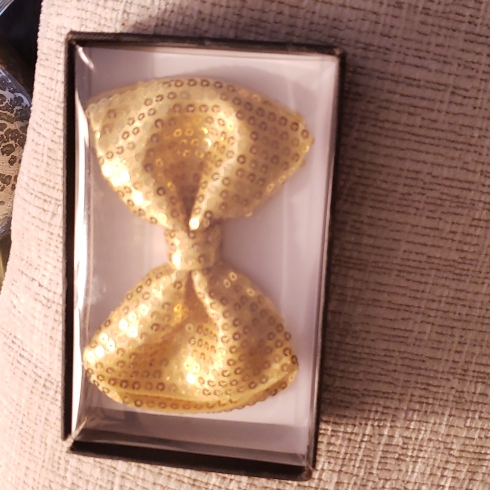 🔵 Tuxedo gold bow tie
